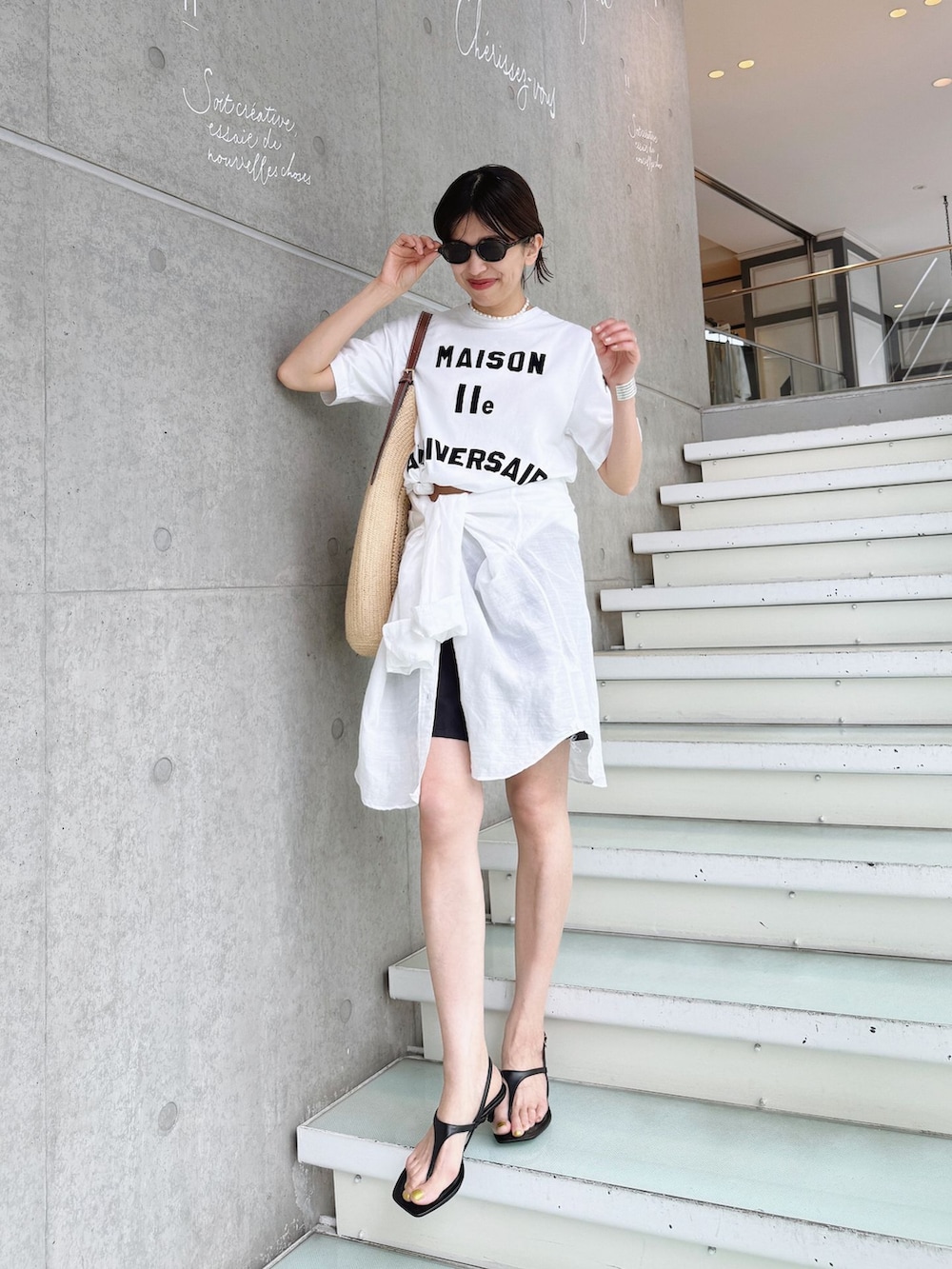 ブラック系のその他パンツ、ホワイト系のシャツ/ブラウス、ホワイト系のTシャツ/カットソーを着用したレディースの夏コーディネートの3枚目の写真