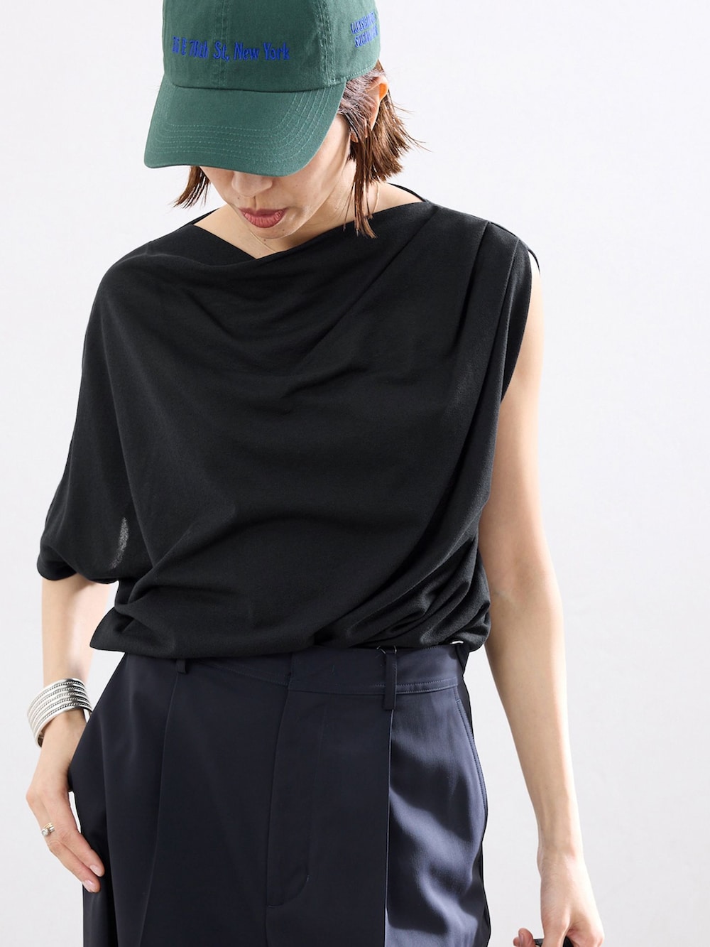 パープル系のサンダル、ブルー系のスラックス、グレー系のTシャツ/カットソーを着用したレディースの春コーディネートの4枚目の写真