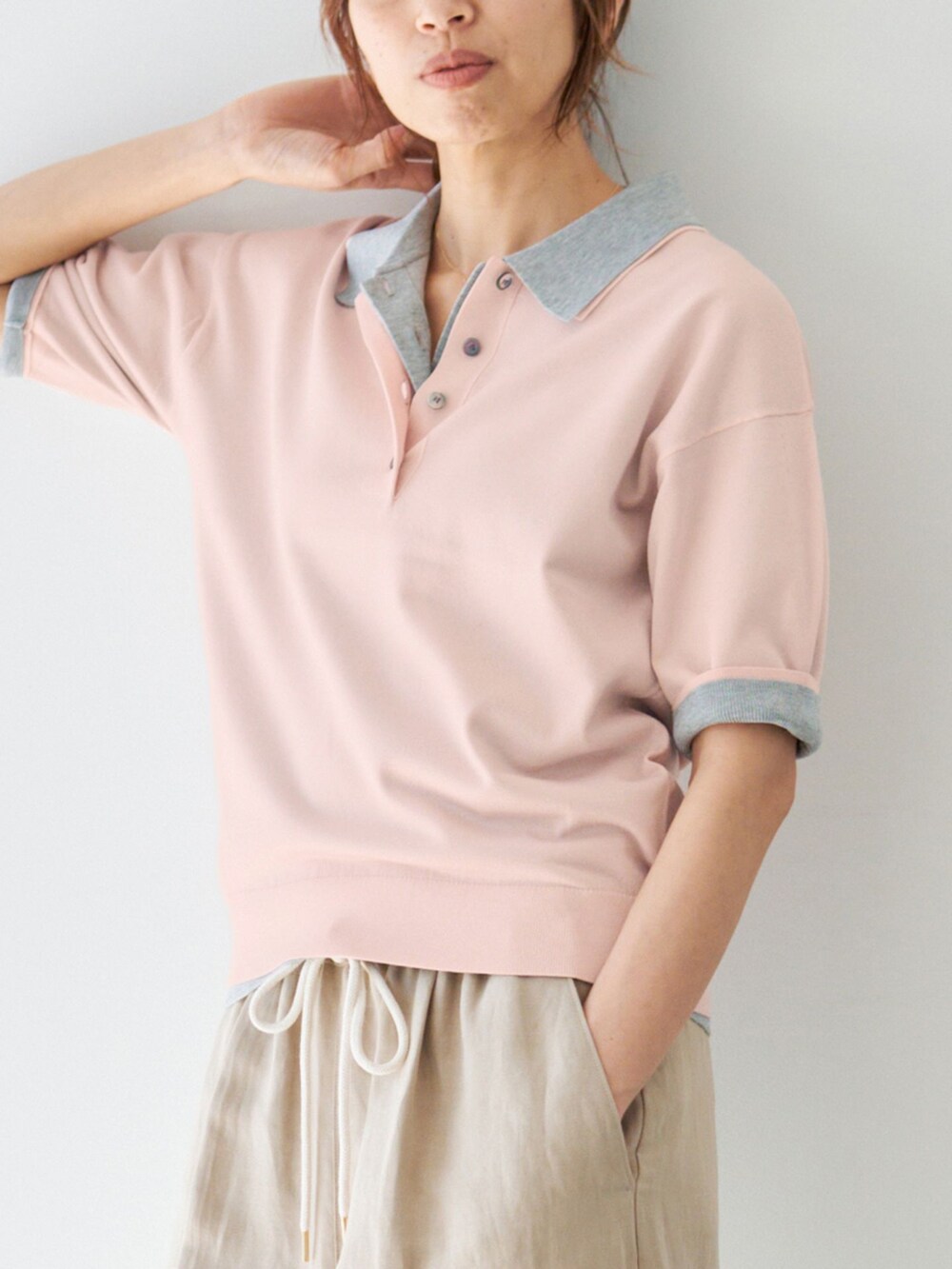 ベージュ系のその他パンツ、グレー系のニット/セーター、ピンク系のニット/セーターを着用したレディースの春コーディネートの10枚目の写真