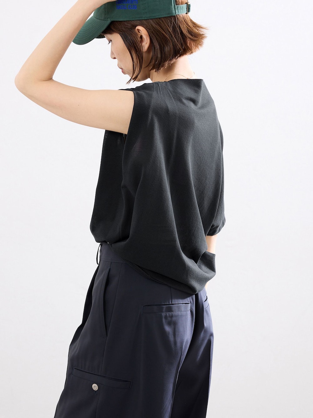 パープル系のサンダル、ブルー系のスラックス、グレー系のTシャツ/カットソーを着用したレディースの春コーディネートの5枚目の写真