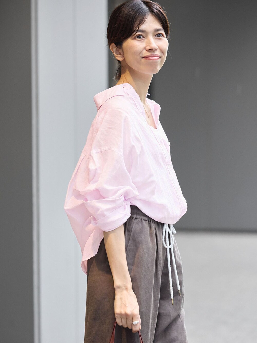 ブラウン系のその他パンツ、ピンク系のシャツ/ブラウス、レッド系のサンダルを着用したレディースの夏コーディネートの5枚目の写真