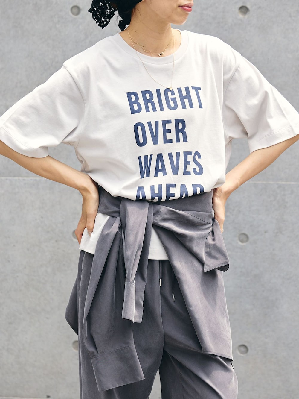 グレー系のその他パンツ、グレー系のシャツ/ブラウス、シルバー系のサンダルを着用したレディースの夏コーディネートの6枚目の写真