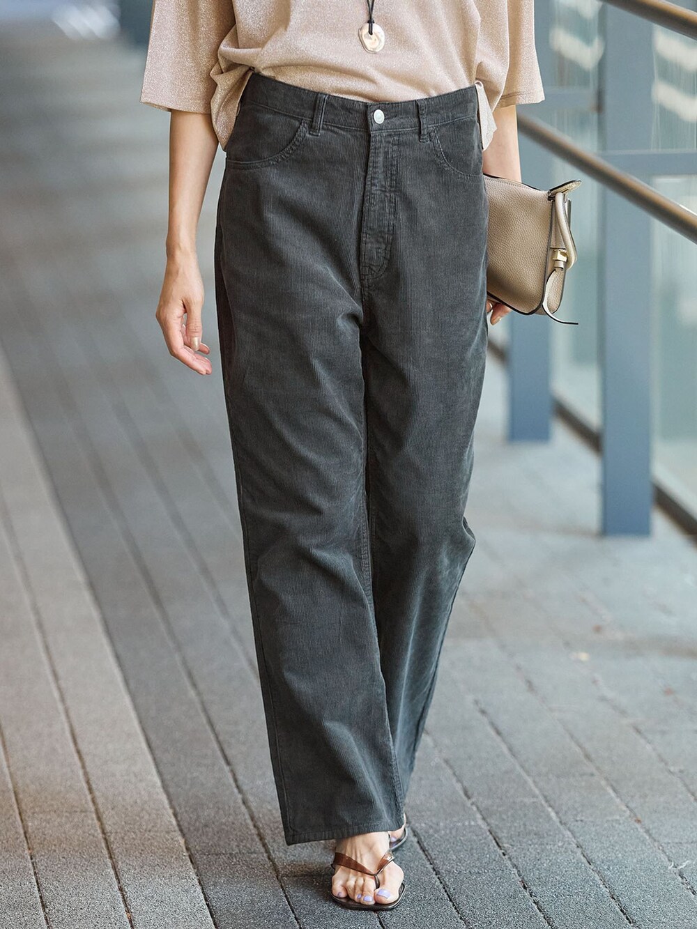 ブラック系のその他パンツ、ゴールド系のTシャツ/カットソー、ブラウン系のサンダルを着用したレディースの夏コーディネートの7枚目の写真