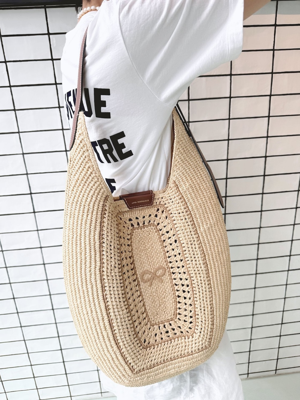 ブラック系のその他パンツ、ホワイト系のシャツ/ブラウス、ホワイト系のTシャツ/カットソーを着用したレディースの夏コーディネートの9枚目の写真