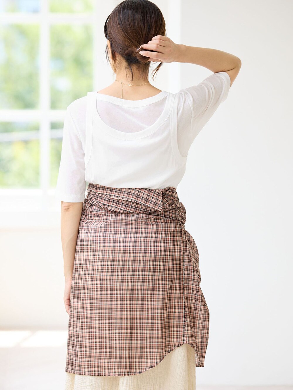 レッド系のシャツ/ブラウス、ホワイト系のスカート、ホワイト系のTシャツ/カットソーを着用したレディースの夏コーディネートの5枚目の写真