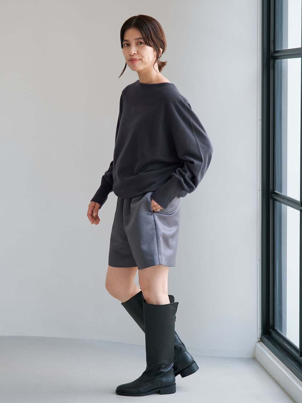 グレー系のその他パンツ、グレー系のニット/セーターを着用したレディースの夏コーディネートの2枚目の写真