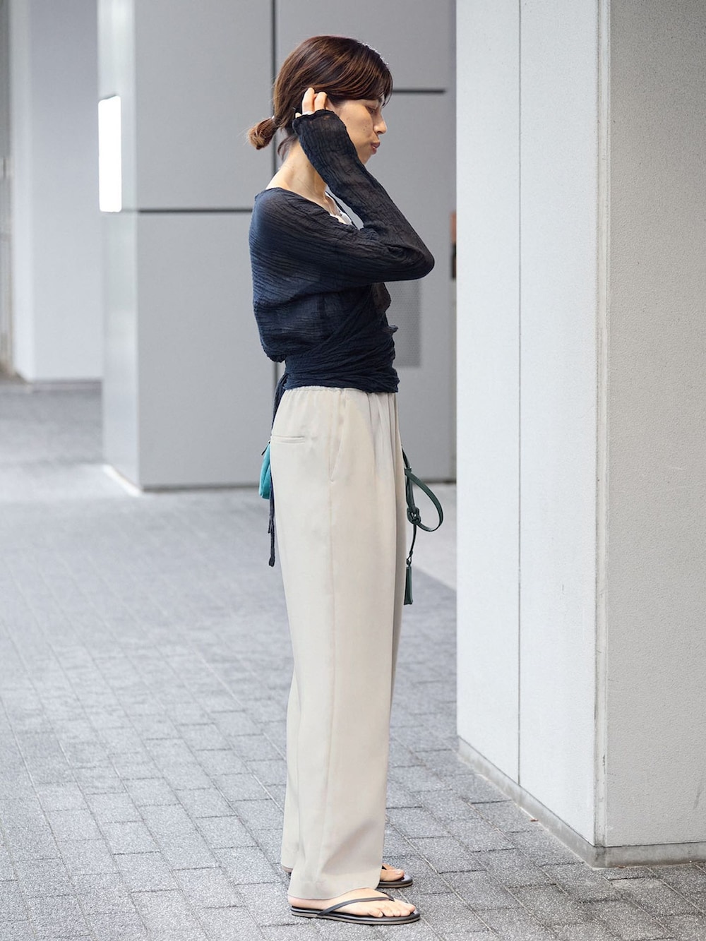 ベージュ系のその他パンツ、ブラック系のシャツ/ブラウス、ブラック系のサンダルを着用したレディースの夏コーディネートの2枚目の写真