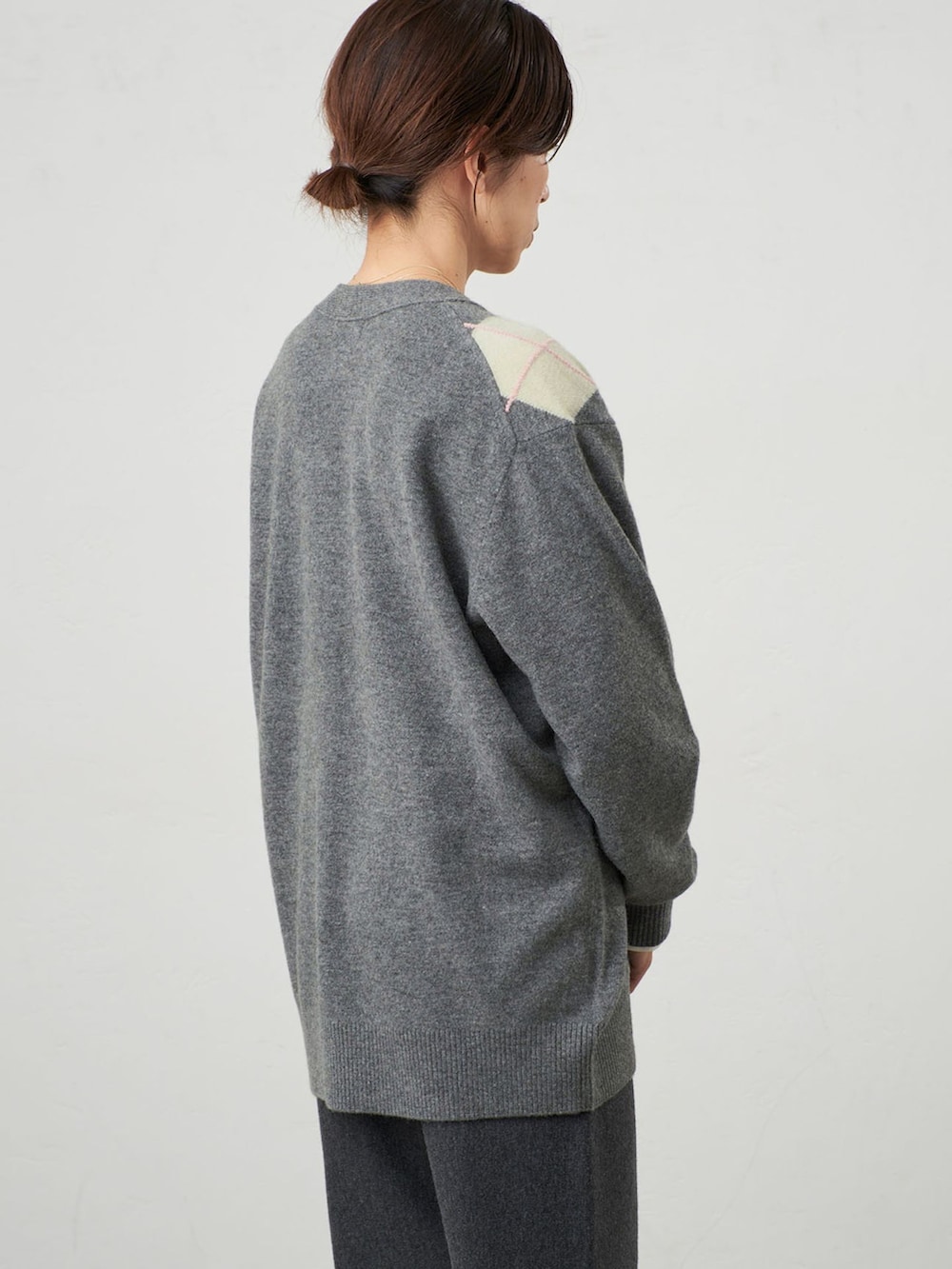グレー系のその他パンツ、グレー系のカーディガン/ボレロ、ブラック系のブーツを着用したレディースの秋コーディネートの5枚目の写真