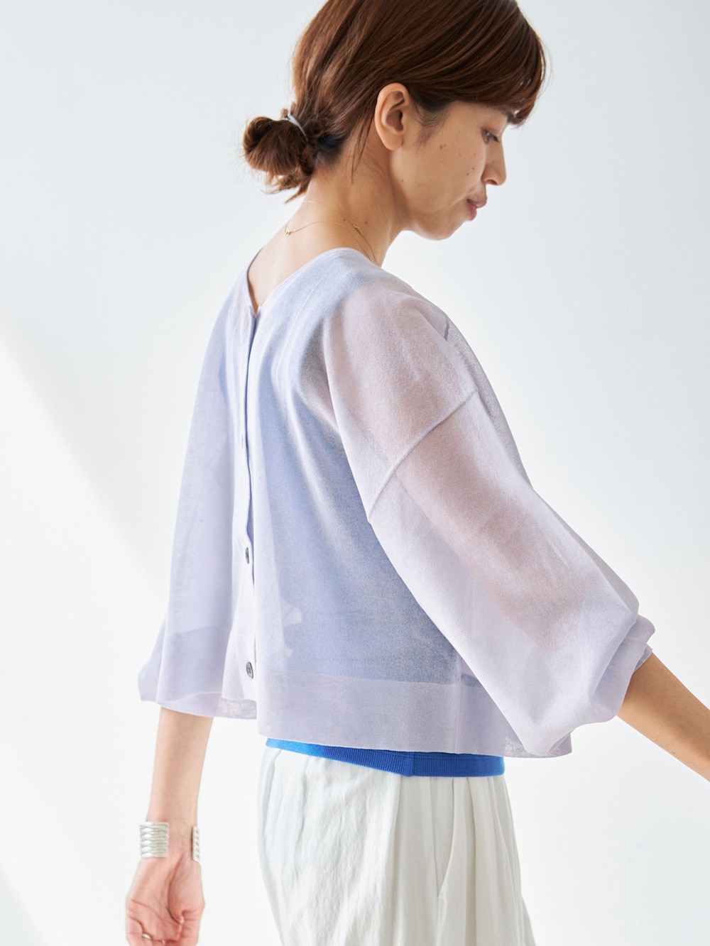 ホワイト系のその他パンツ、ブルー系のTシャツ/カットソー、パープル系のカーディガン/ボレロを着用したレディースの春コーディネートの6枚目の写真