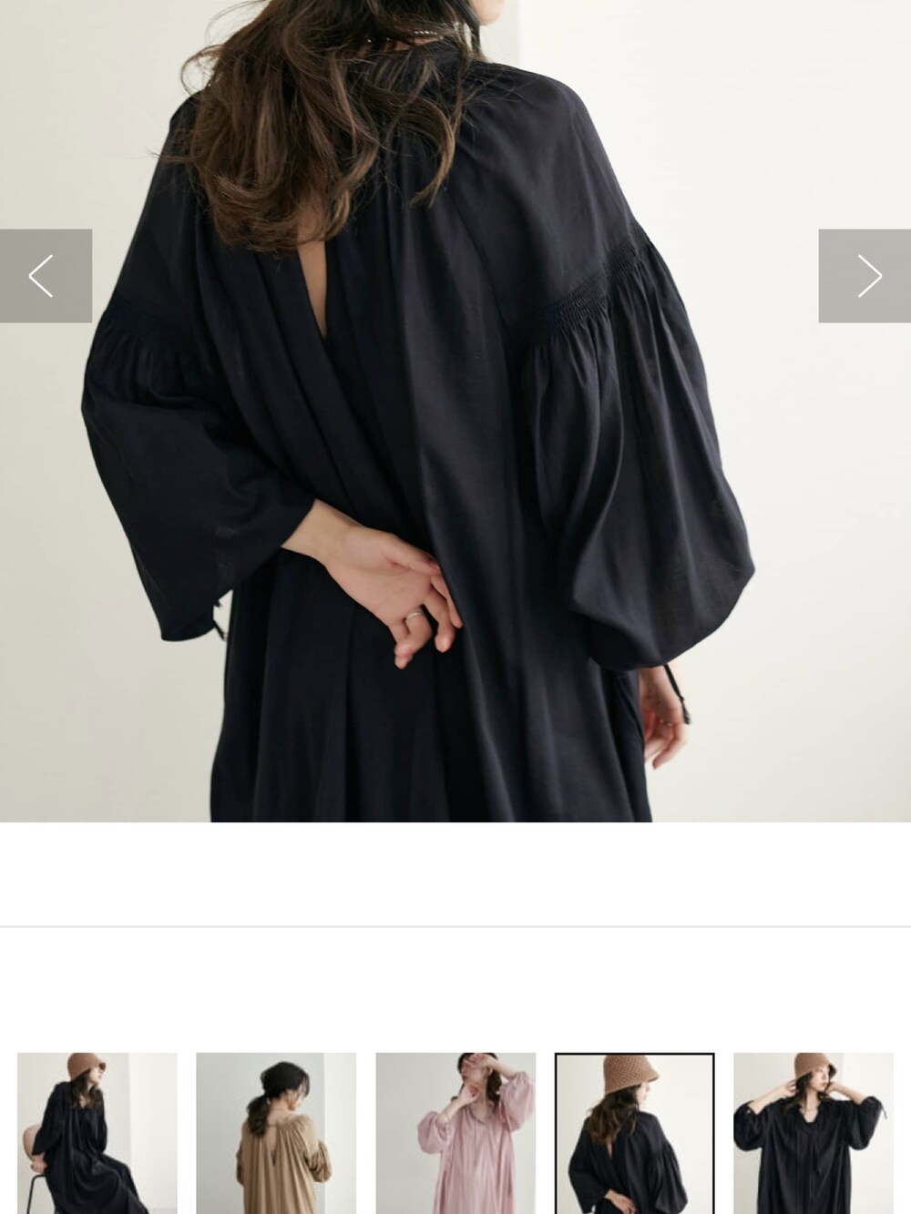 ブラック系のワンピースを着用したレディースの夏コーディネートの2枚目の写真