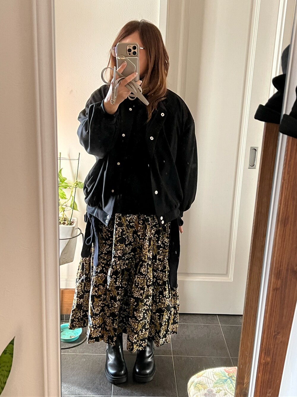 ブラック系のベストを着用したレディースの秋コーディネートの2枚目の写真