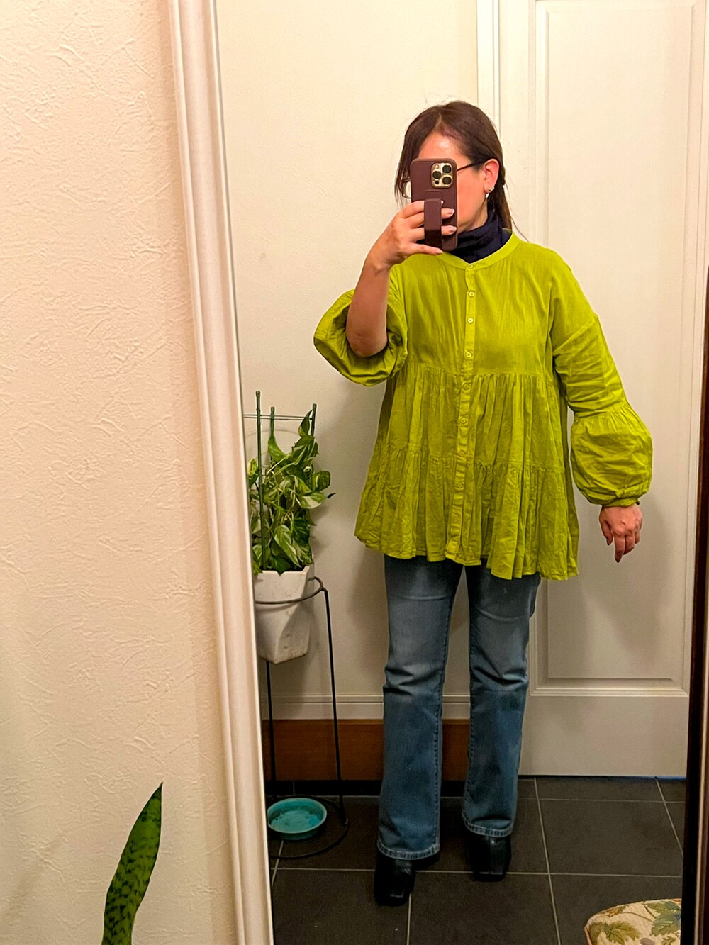 ブルー系のパンツ、グリーン系のシャツ/ブラウス、ブルー系のニット/セーターを着用したレディースの秋コーディネートの2枚目の写真