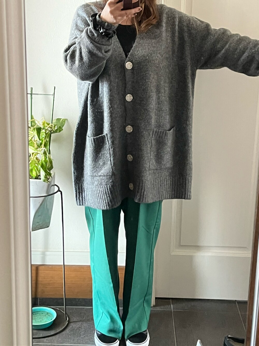 グレー系のカーディガン/ボレロ、グリーン系のその他パンツを着用したレディースの秋コーディネートの2枚目の写真