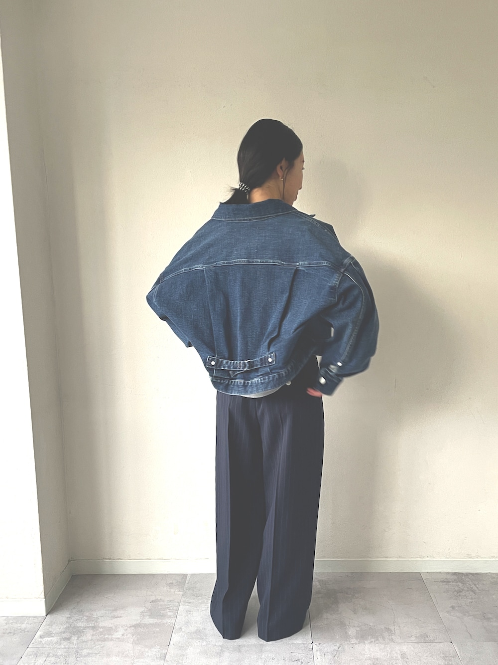 ホワイト系のTシャツ/カットソー、ブルー系のスラックス、シルバー系のサンダルを着用したレディースの春コーディネートの2枚目の写真