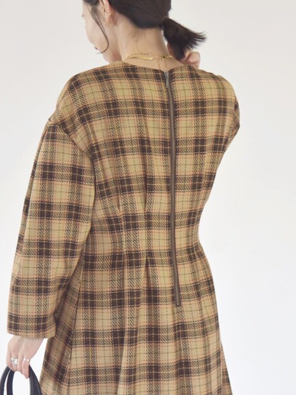 「ファッションを楽しもう、シンプルスタイル、秋服コーデ、着回しコーデ、おでかけコーデ、きれいめコーディネート、チェック、チェック柄に恋してる、ワンピース、ワントーンコーデ、チェックワンピース、ショートブーツ、カジュアルコーデ、大人カジュアル」｜「quarancielのquaranciel: ワイド ショルダー 2way ボストン バッグ（ショルダーバッグ、ブラック系）」を使った、naoさん（レディース・156cm）の秋コーディネートの2枚目の写真