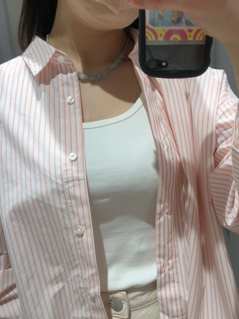 「春、オトナ女子、プチプラコーデ、春色、きれいめカジュアル、デニムコーデ、レイヤードスタイル、淡色コーデ、シンプル、ストリートコーデ、メンズライク、ストライプ、ピンクストライプ、ピンク、ストライプシャツ」｜「AMERICAN HOLICのリブタンクトップ（タンクトップ、ホワイト系）」を使った、3yuさん（レディース・158cm）の春コーディネートの2枚目の写真