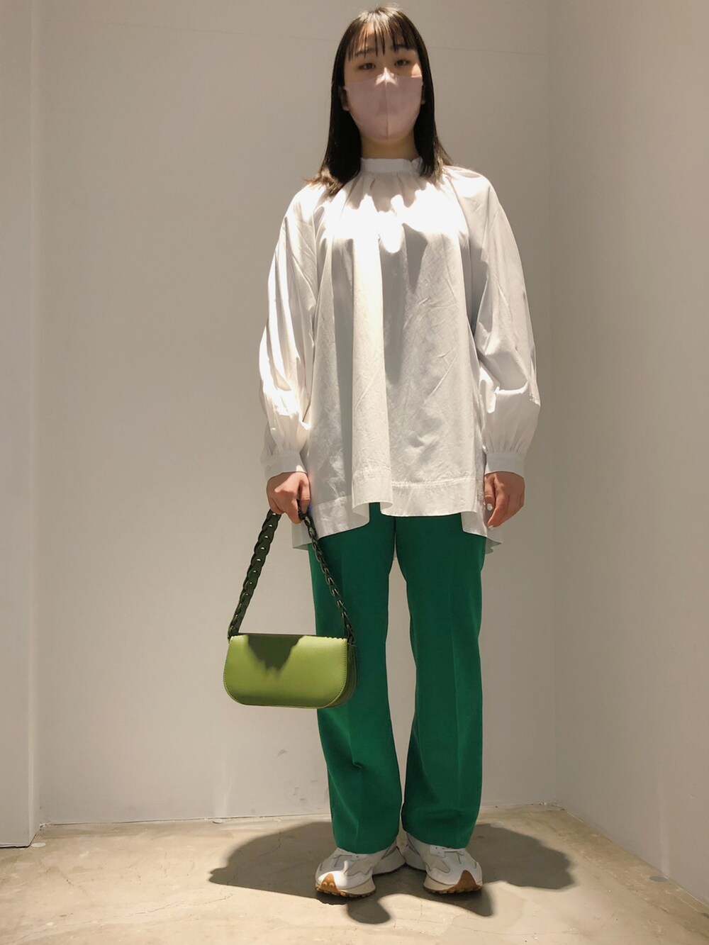 ホワイト系のシャツ/ブラウス、グリーン系のハンドバッグ、グリーン系のその他パンツを着用したレディースの冬コーディネートの2枚目の写真