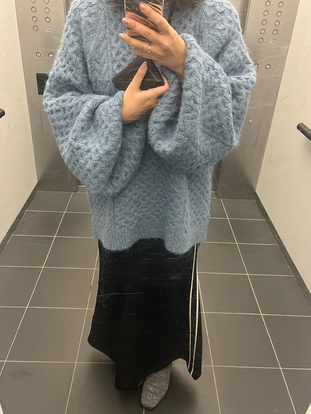 「あったかコーデ、大人可愛い、楽チンコーデ、キレイめコーデ、秋冬、ビッグシルエット、ボリューム袖、ロングスカート」｜「select MOCA by sonのオーバーサイズハニカムニット（ニット/セーター、ブルー系）」を使った、mariさん（レディース・160cm）の冬コーディネートの2枚目の写真