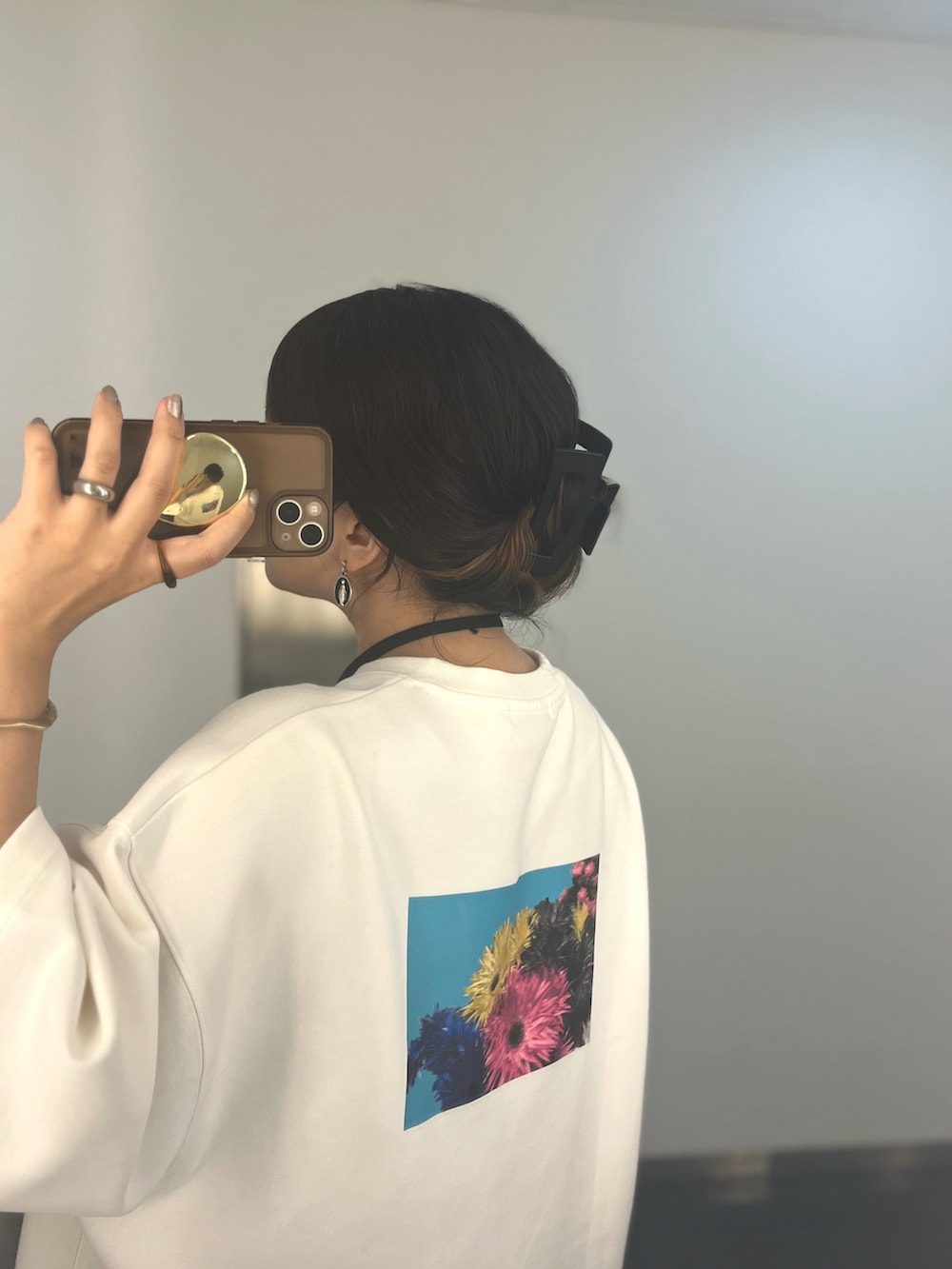 「ワントーンコーデ、ホワイトコーデ、リネンスカート、プリントT、バックプリント、カジュアルコーデ、オーバーサイズ」｜「RAGEBLUEの【Camille/カミーユ】コラボフラワープリントTシャツ（Tシャツ/カットソー、ホワイト系）」を使った、mariさん（レディース・160cm）の秋コーディネートの2枚目の写真