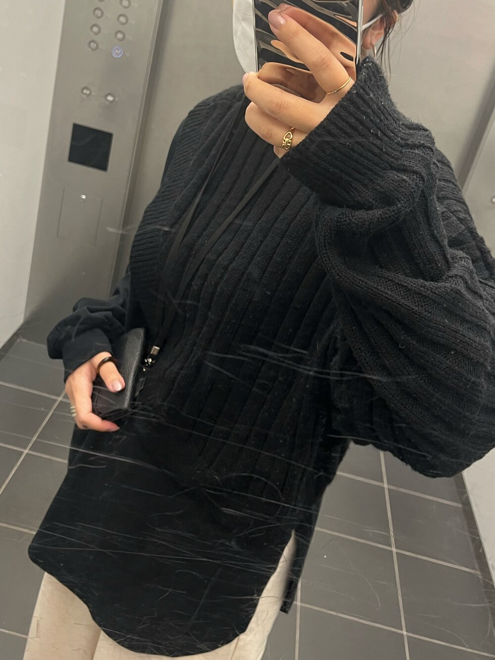 「ファッションを楽しもう、モノトーンコーデ、シンプル、パンツコーデ、大人コーデ、骨格ストレート」｜「select MOCA by sonの2022 AW リブ編みワンショルダーニット（ニット/セーター、ブラック系）」を使った、mariさん（レディース・160cm）の秋コーディネートの2枚目の写真