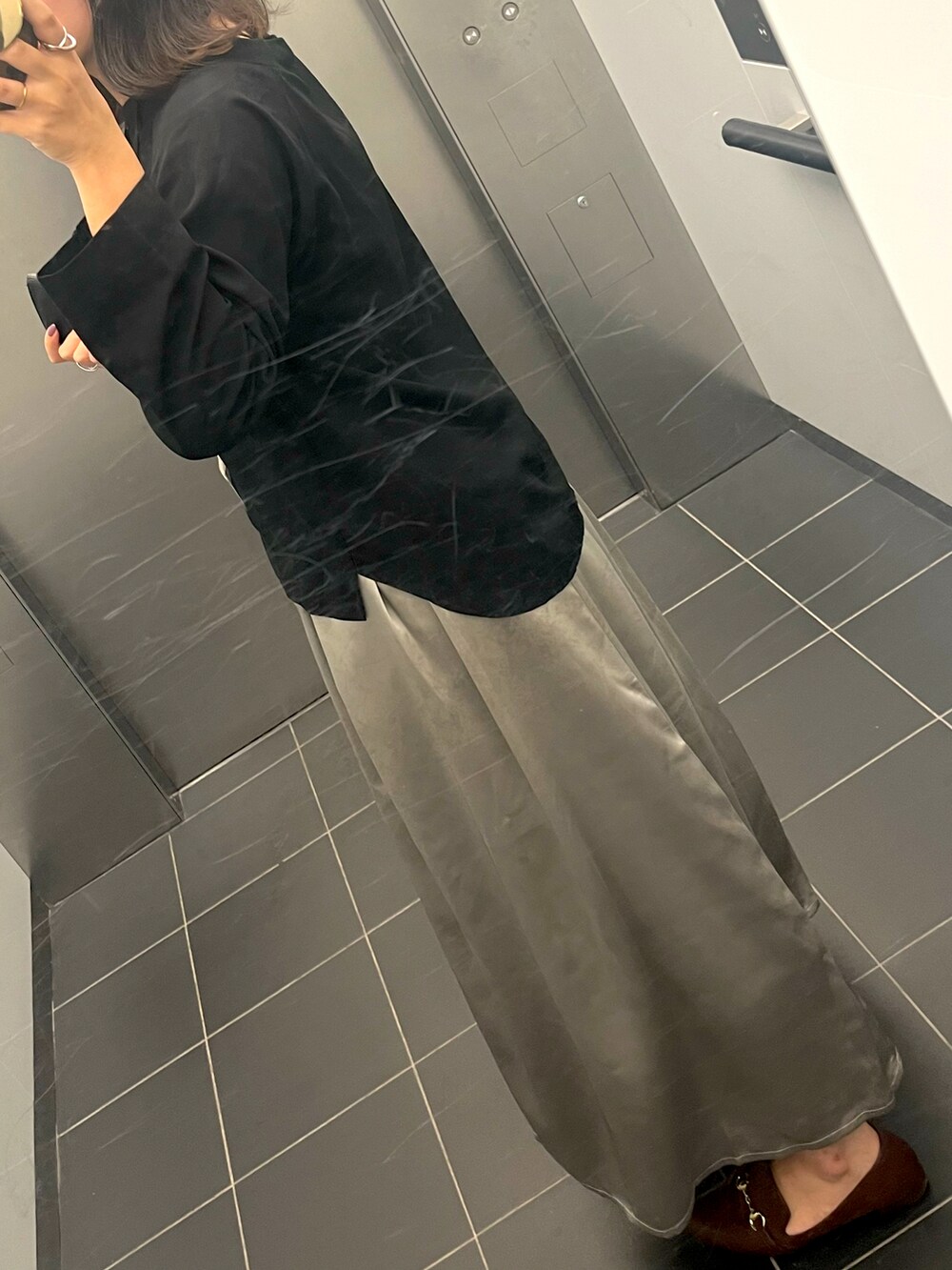 「秋、フレアスカート、サテンスカート、シルバー、モノトーン」｜「LIVI itのアイテム（シャツ/ブラウス、ブラック系）」を使った、mariさん（レディース・160cm）の秋コーディネートの2枚目の写真