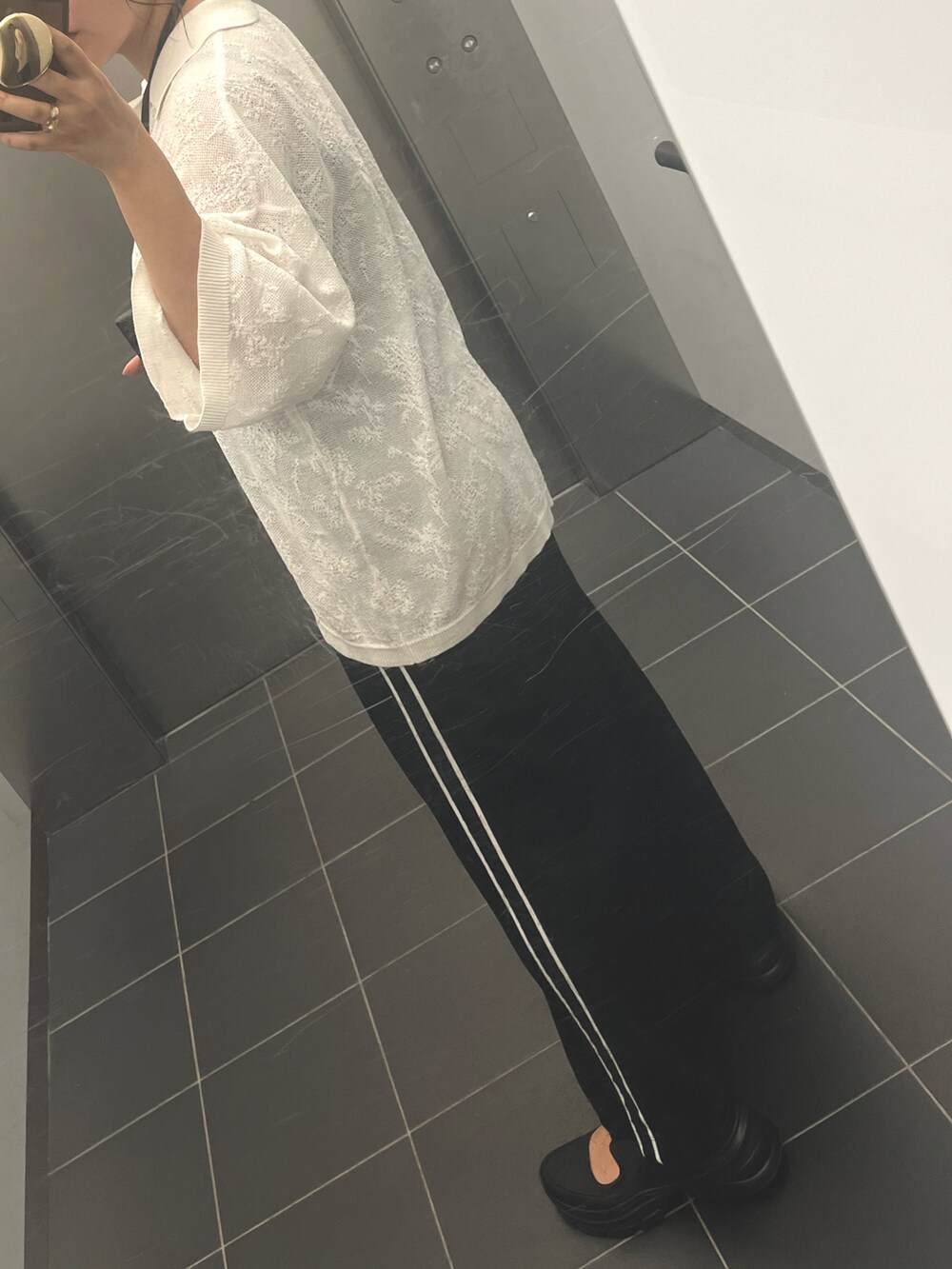 「ラクチンコーデ、ジャージスカート、カーディガン、スポーツミックス」｜「JEANASISのシアーレースジャガードシャツカーディガン/906113（カーディガン/ボレロ、ホワイト系）」を使った、mariさん（レディース・160cm）の秋コーディネートの2枚目の写真