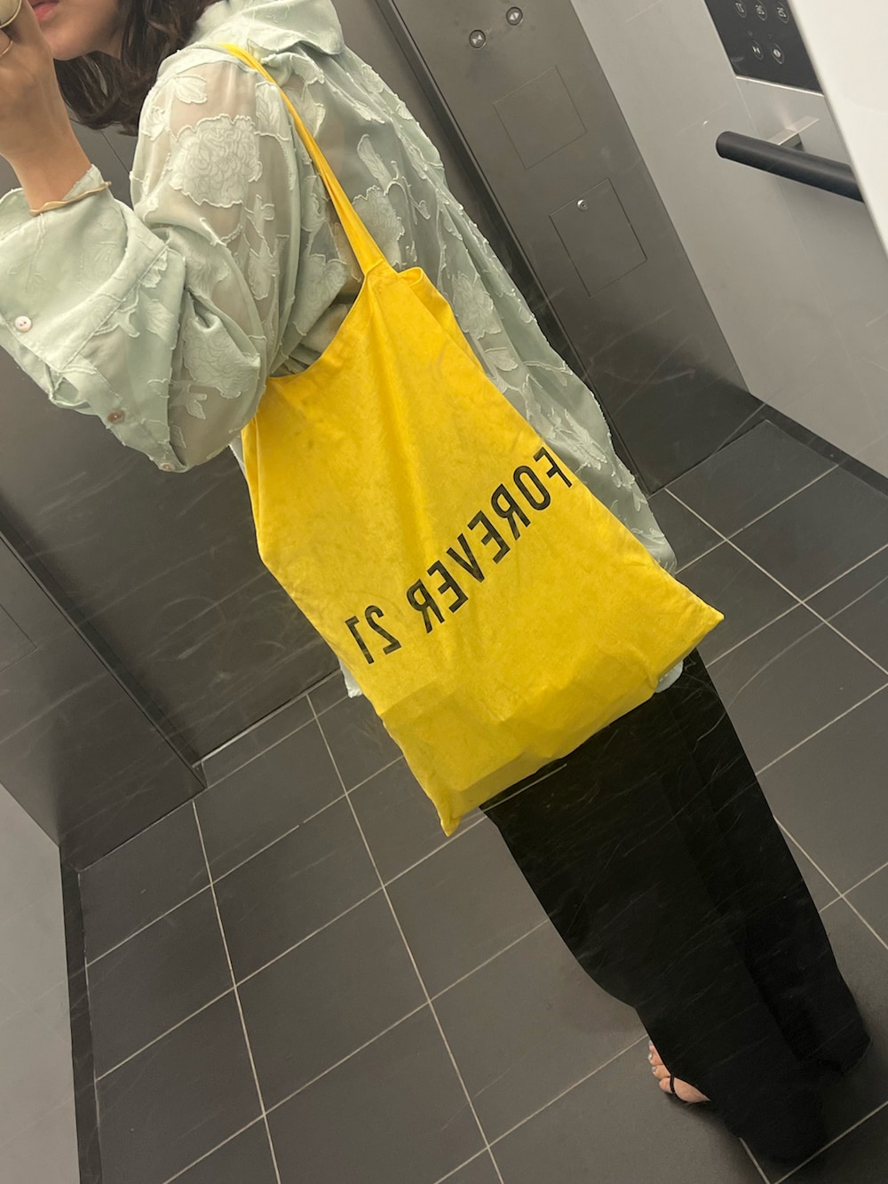 「オトナ女子、ゆるコーデ、ootd、シアーシャツ、ジャガード柄」｜「Babのシアーフラワージャガードビックシャツ（シャツ/ブラウス、グリーン系）」を使った、mariさん（レディース・160cm）の秋コーディネートの2枚目の写真
