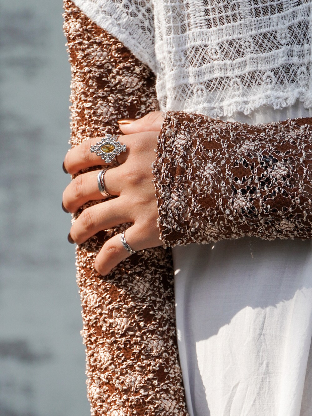 ブラウン系のサンダル、その他のその他を着用したレディースの秋コーディネートの2枚目の写真