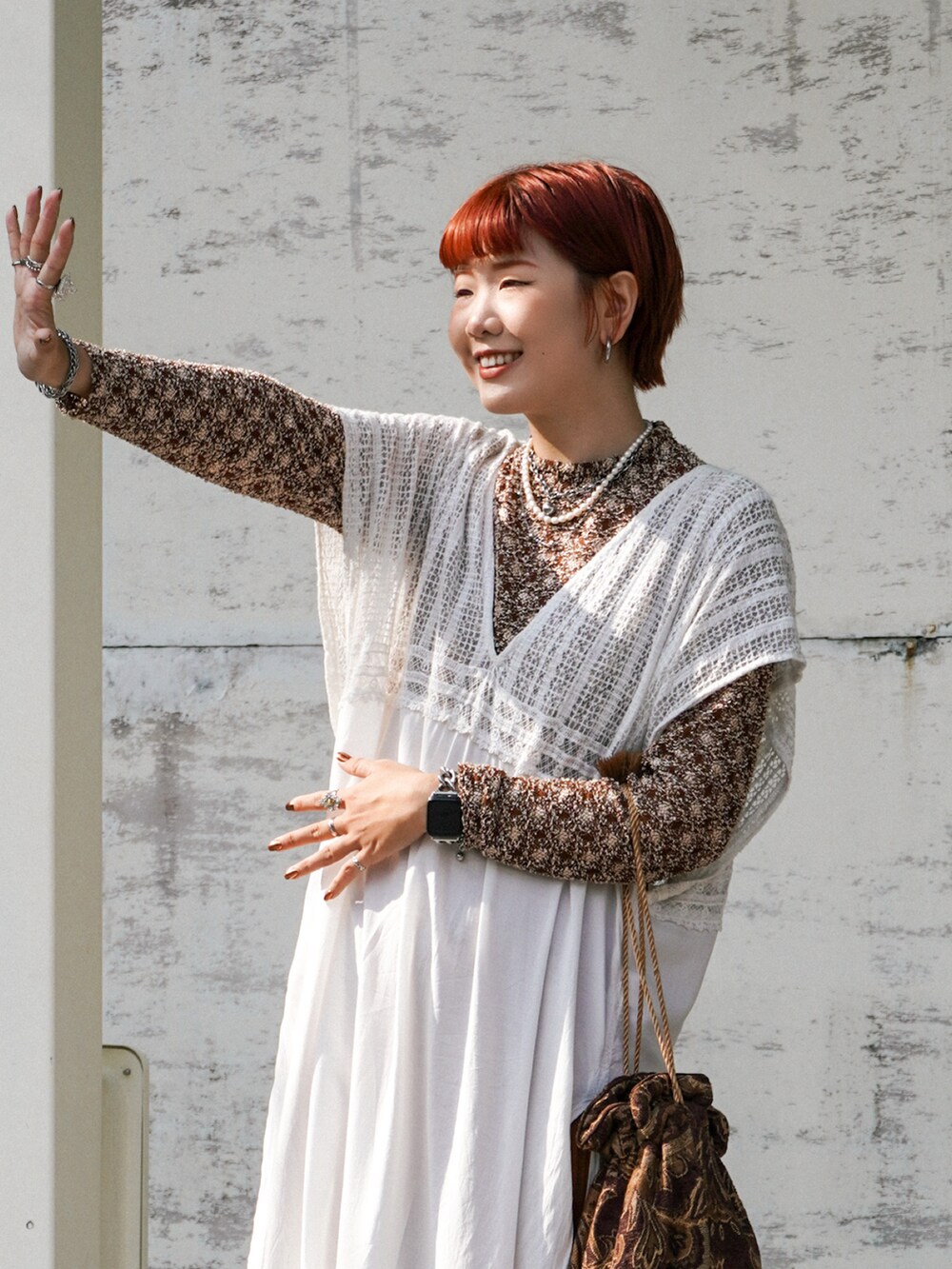 ブラウン系のサンダル、その他のその他を着用したレディースの秋コーディネートの4枚目の写真