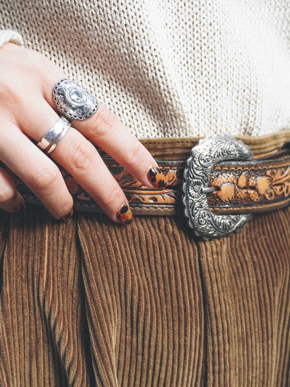 ベージュ系のストール/ショール、その他のその他を着用したレディースの冬コーディネートの3枚目の写真