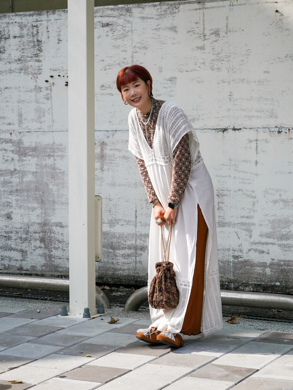 ブラウン系のサンダル、その他のその他を着用したレディースの秋コーディネートの5枚目の写真