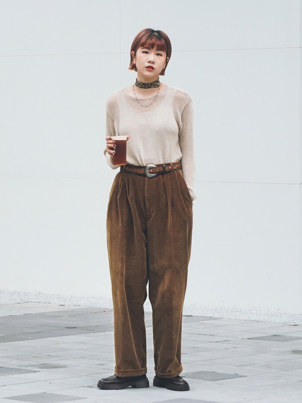 ベージュ系のストール/ショール、その他のその他を着用したレディースの冬コーディネートの2枚目の写真