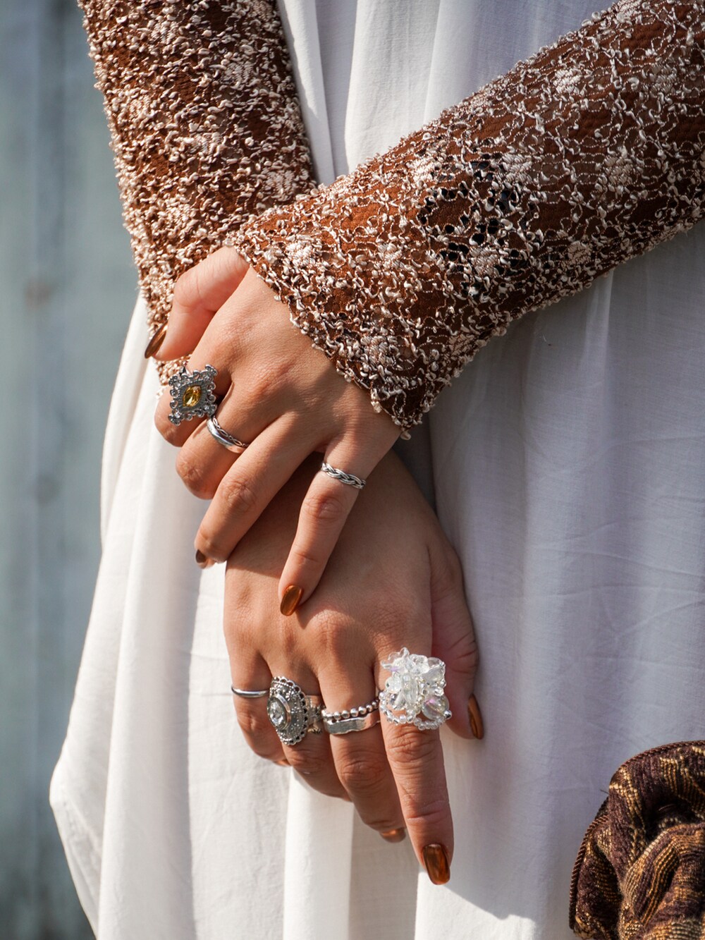 ブラウン系のサンダル、その他のその他を着用したレディースの秋コーディネートの3枚目の写真