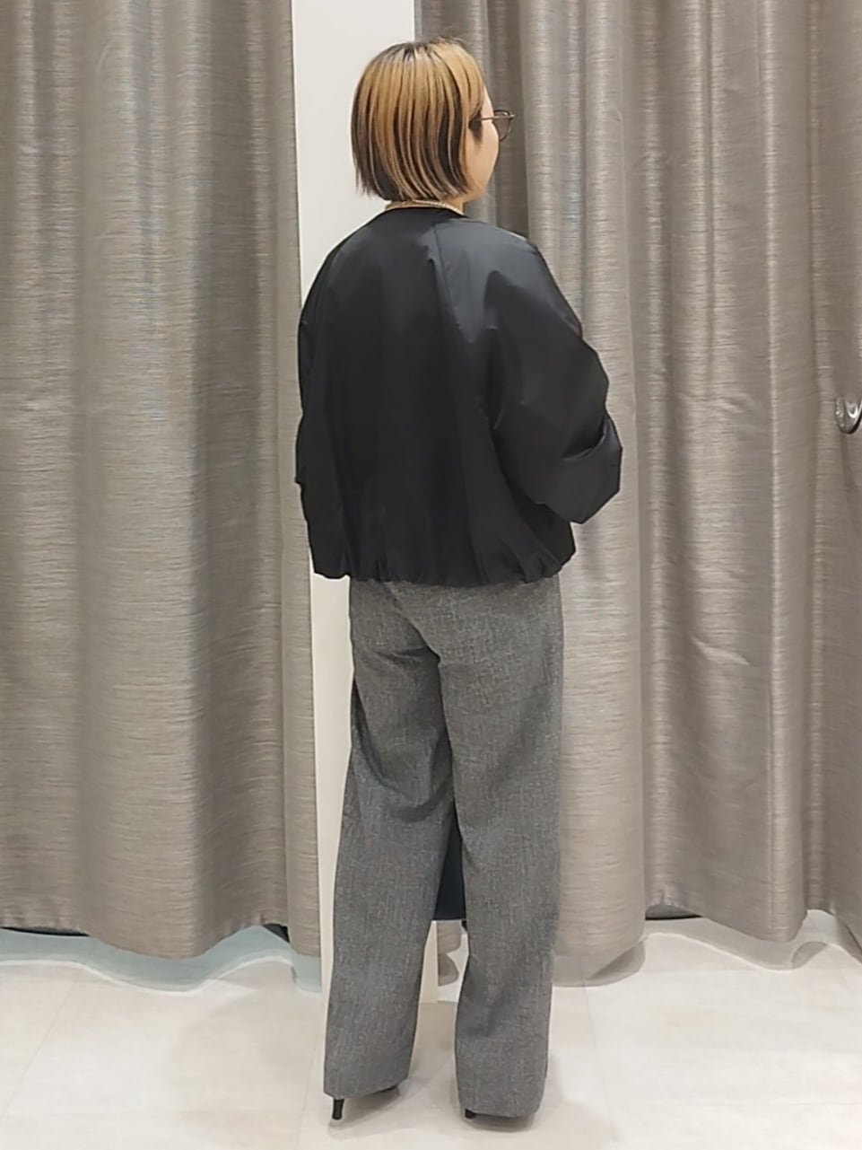 ホワイト系のTシャツ/カットソー、グレー系のその他パンツ、ブラック系のショルダーバッグを着用したレディースの秋コーディネートの5枚目の写真