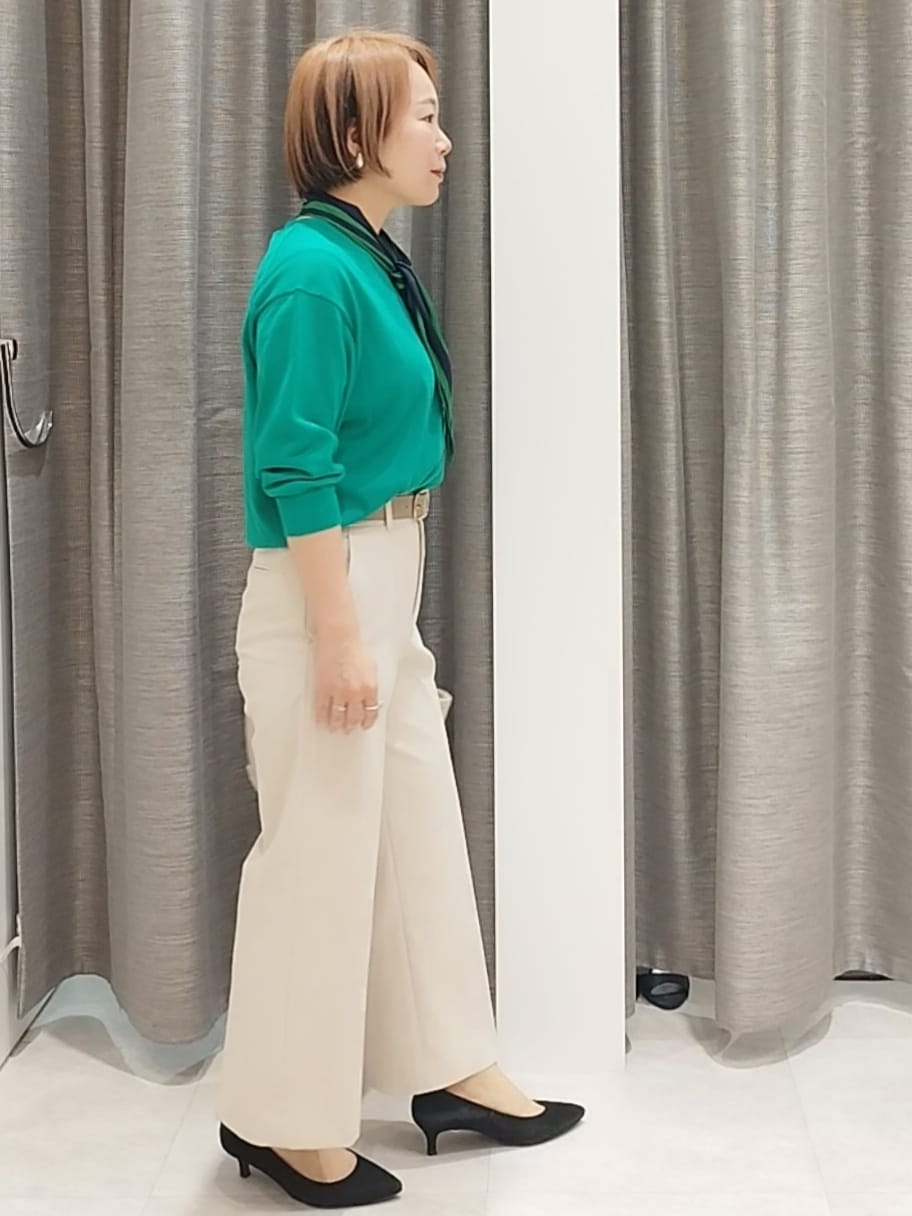 ベージュ系のその他パンツ、ベージュ系のトートバッグ、グリーン系のカーディガン/ボレロを着用したレディースの春コーディネートの7枚目の写真
