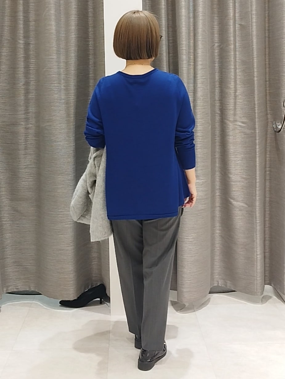 ブルー系のニット/セーター、グレー系のその他パンツ、グレー系のカーディガン/ボレロを着用したレディースの秋コーディネートの7枚目の写真