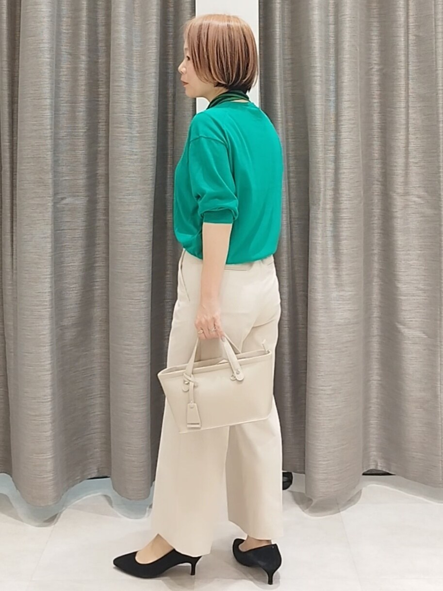 ベージュ系のその他パンツ、ベージュ系のトートバッグ、グリーン系のカーディガン/ボレロを着用したレディースの春コーディネートの5枚目の写真