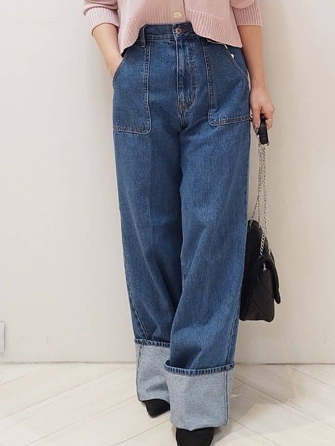 ピンク系のカーディガン/ボレロ、ブルー系のデニムパンツ、ブラック系のショルダーバッグを着用したレディースの冬コーディネートの6枚目の写真