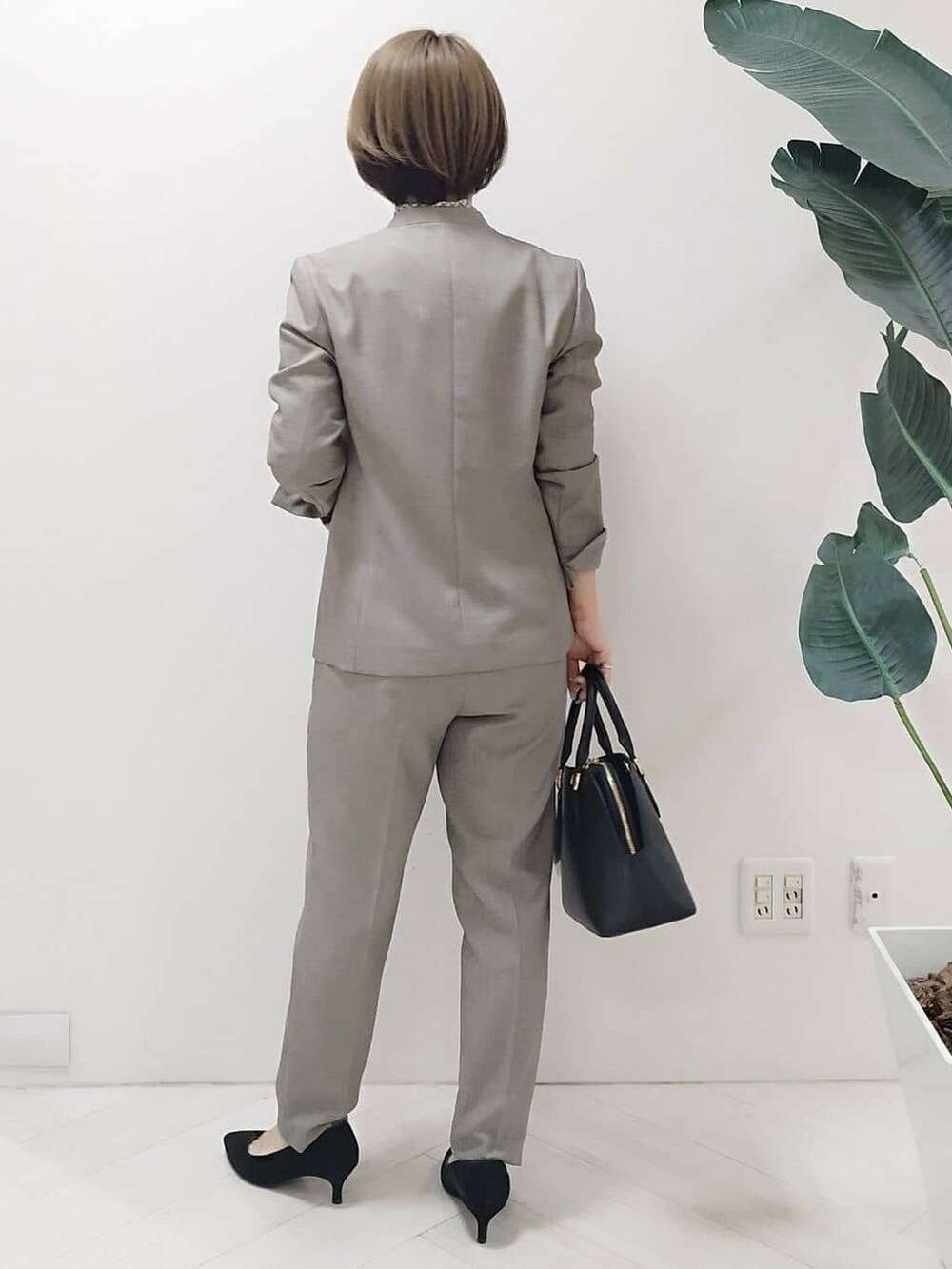 ベージュ系のノーカラージャケット、ホワイト系のシャツ/ブラウス、ベージュ系のその他パンツを着用したレディースの冬コーディネートの7枚目の写真