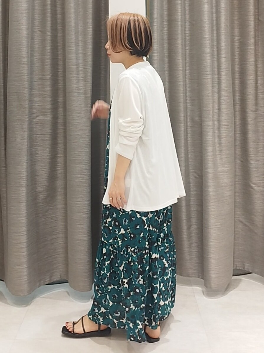 ホワイト系のカーディガン/ボレロ、ホワイト系のショルダーバッグを着用したレディースの春コーディネートの7枚目の写真