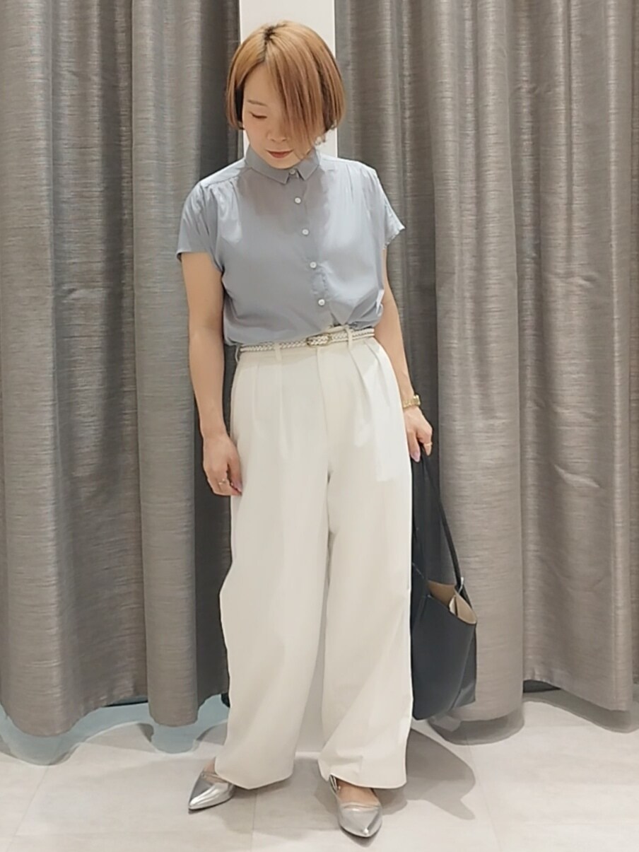シルバー系のその他シューズ、ホワイト系のその他パンツ、ブルー系のシャツ/ブラウスを着用したレディースの春コーディネートの3枚目の写真