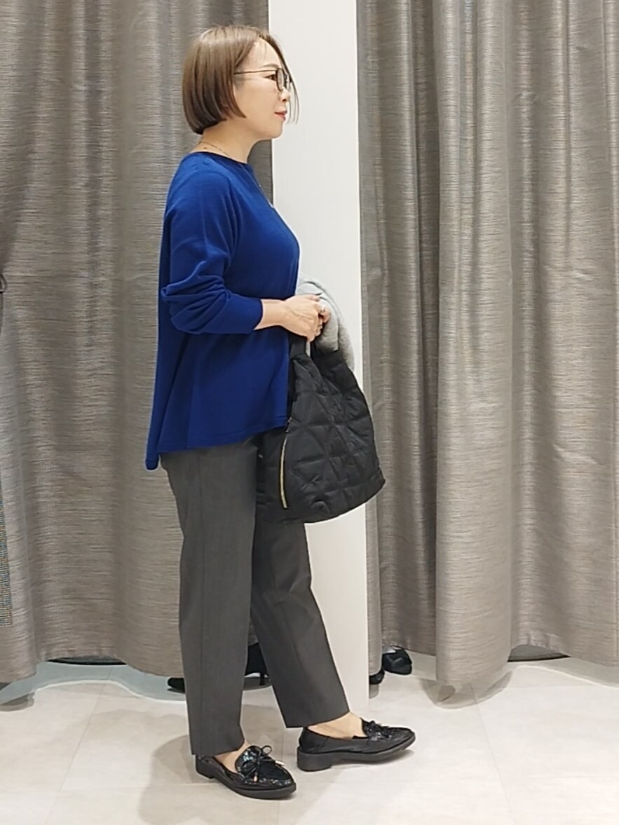 ブルー系のニット/セーター、グレー系のその他パンツ、グレー系のカーディガン/ボレロを着用したレディースの秋コーディネートの3枚目の写真