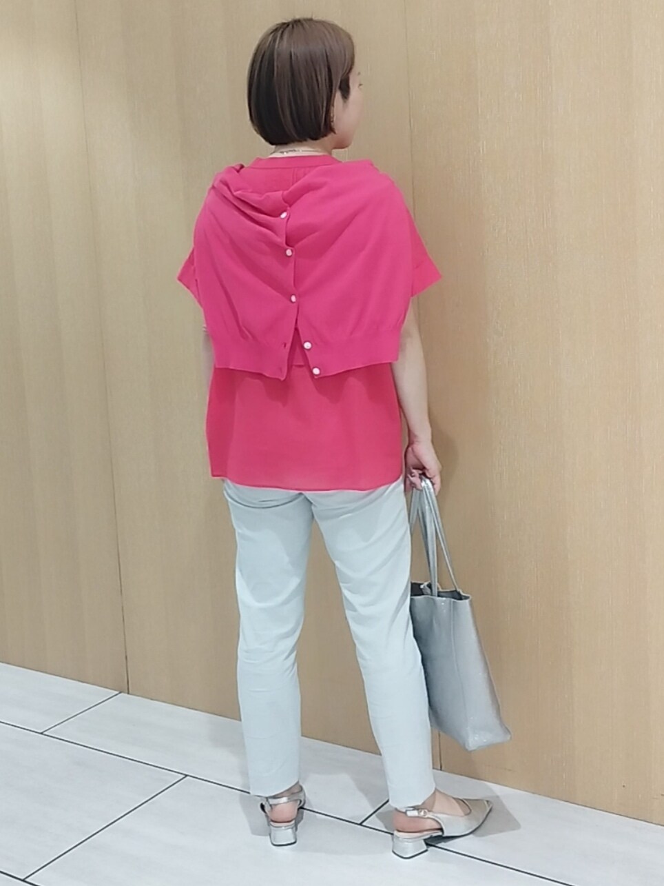 ピンク系のTシャツ/カットソー、グレー系のその他パンツ、シルバー系のトートバッグを着用したレディースの春コーディネートの5枚目の写真