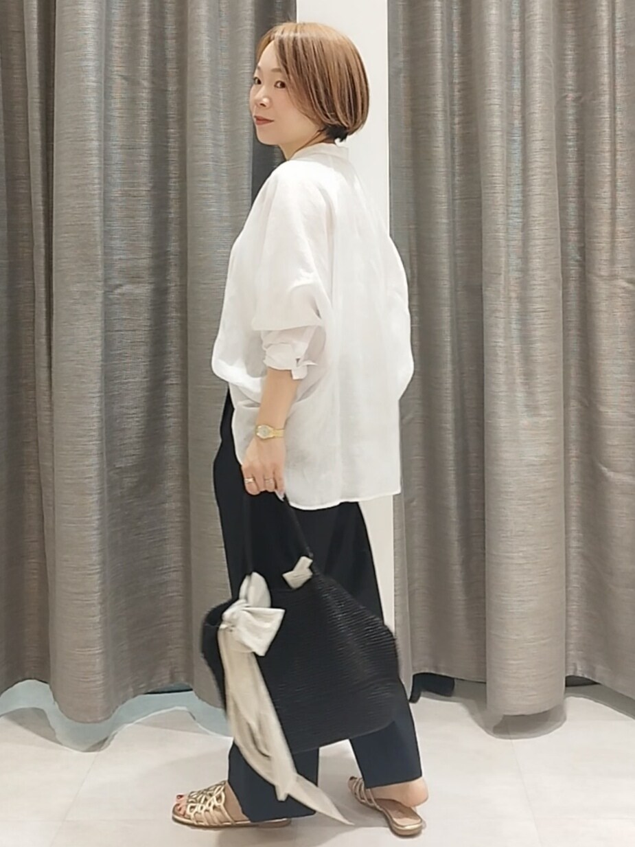 ブラック系のトートバッグ、ブラック系のその他パンツ、グレー系のバンダナ/スカーフを着用したレディースの春コーディネートの8枚目の写真