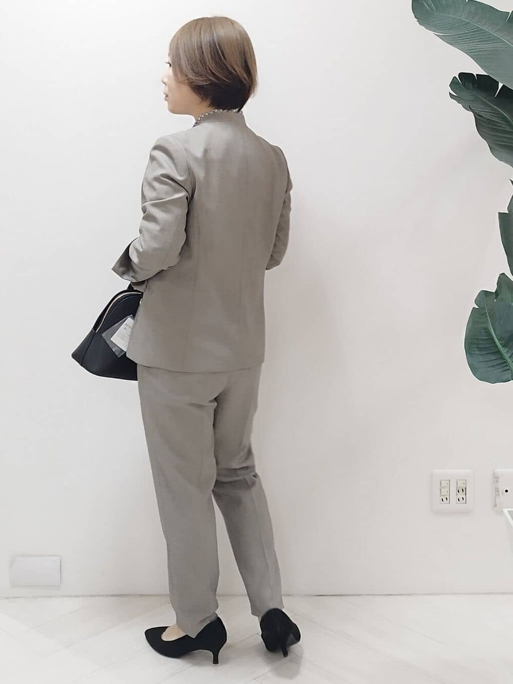 ベージュ系のノーカラージャケット、ホワイト系のシャツ/ブラウス、ベージュ系のその他パンツを着用したレディースの冬コーディネートの5枚目の写真