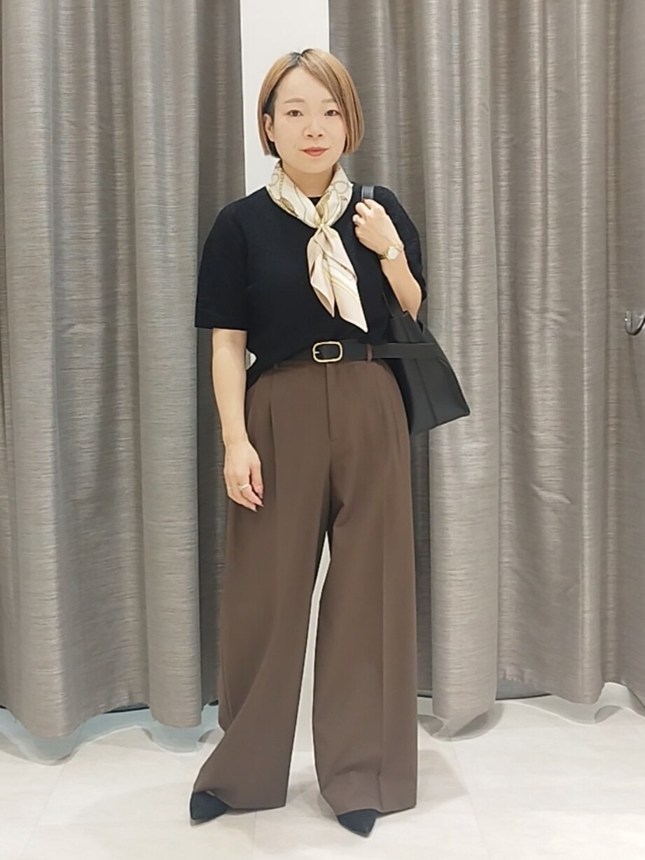 ブラック系のニット/セーター、ブラウン系のその他パンツを着用したレディースの秋コーディネートの2枚目の写真