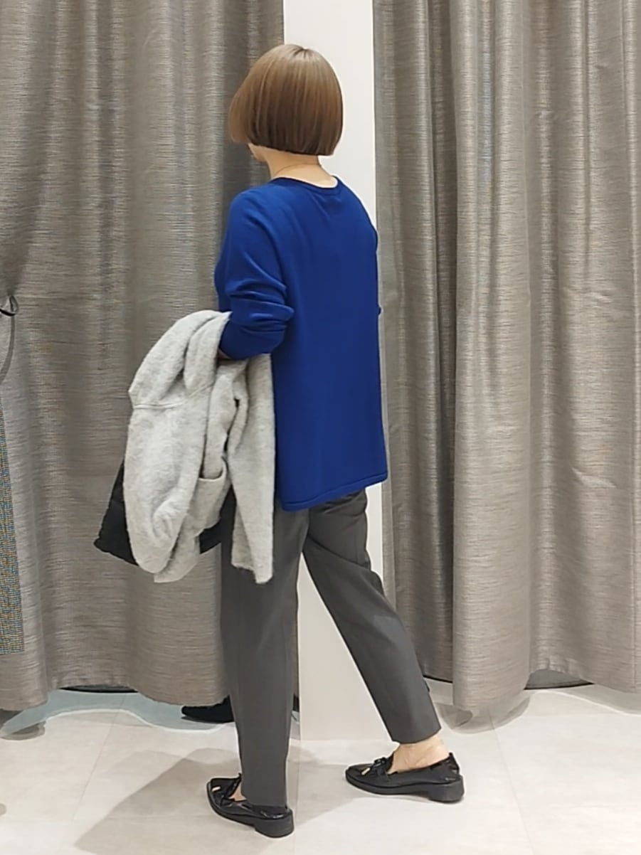 ブルー系のニット/セーター、グレー系のその他パンツ、グレー系のカーディガン/ボレロを着用したレディースの秋コーディネートの5枚目の写真