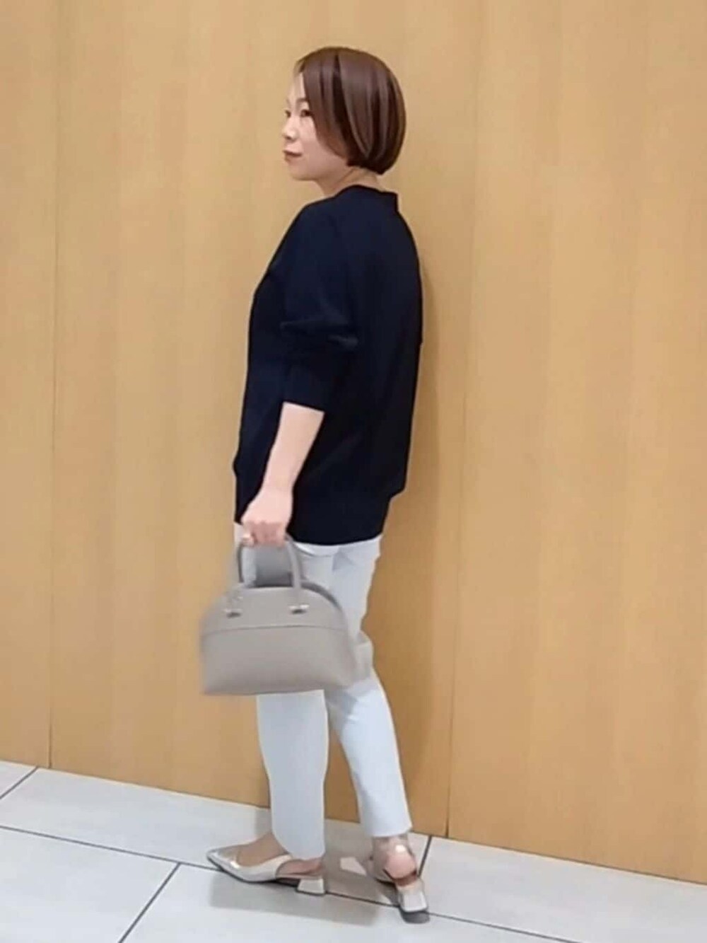 ブルー系のカーディガン/ボレロ、グレー系のその他パンツを着用したレディースの夏コーディネートの4枚目の写真