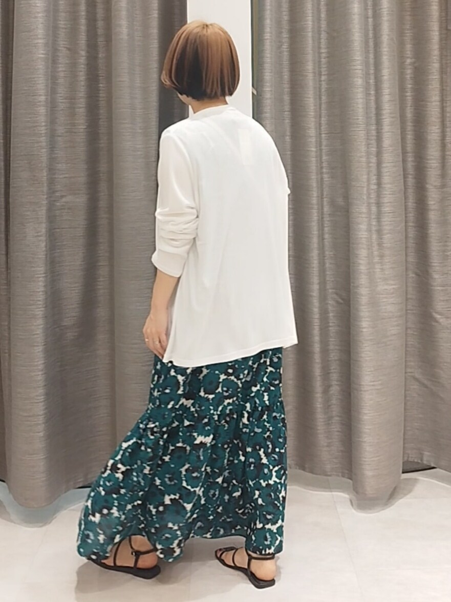 ホワイト系のカーディガン/ボレロ、ホワイト系のショルダーバッグを着用したレディースの春コーディネートの6枚目の写真