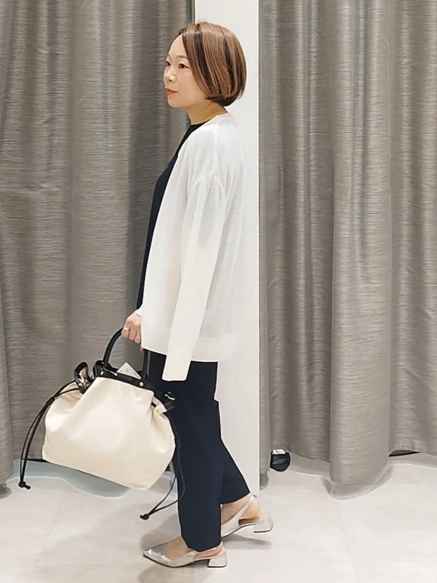 ホワイト系のカーディガン/ボレロ、ブルー系のシャツ/ブラウス、ブルー系のその他パンツを着用したレディースの夏コーディネートの5枚目の写真